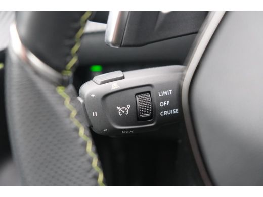 Peugeot 2008 Peugeot 1.2 PureTech 130 GT | Voorstoelen verwarmd met massagefunctie | Navi | Camera | Alcantara... ActivLease financial lease