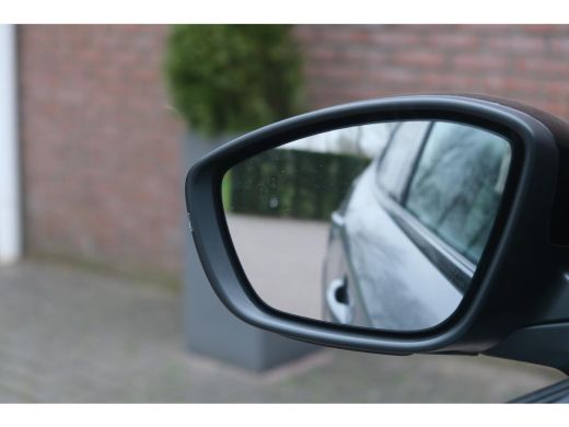Peugeot 2008 Peugeot 1.2 PureTech 130 GT | Voorstoelen verwarmd met massagefunctie | Navi | Camera | Alcantara... ActivLease financial lease