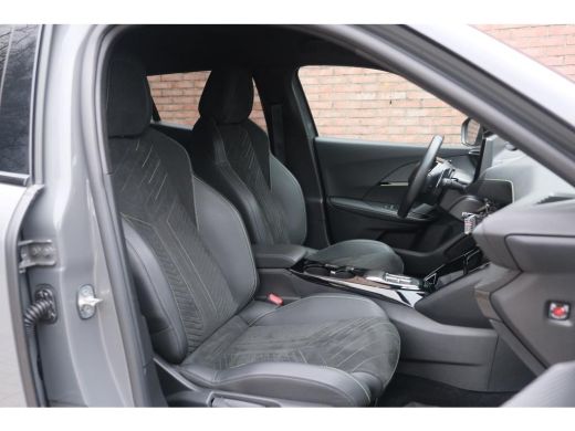 Peugeot 2008 Peugeot 1.2 PureTech 130 GT | Voorstoelen verwarmd met massagefunctie | Navi | Camera | Alcantara... ActivLease financial lease