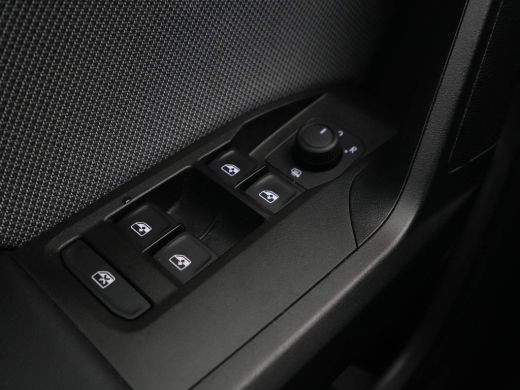Seat Leon 1.0 TSI 110pk Style Business Intense Trekhaak Navigatie Camera Acc 23 ActivLease financial lease