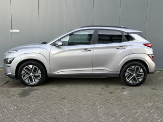 Hyundai KONA Electric Hyundai 64 kWh 204pk Pure | LED | Camera | Climate | Carplay | Keyless | Navigatie | 17" Lichtmet...