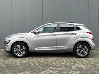 Hyundai KONA Electric Hyundai 64 kWh 204pk Pure | LED | Camera | Climate | Carplay | Keyless | Navigatie | 17" Lichtmet...