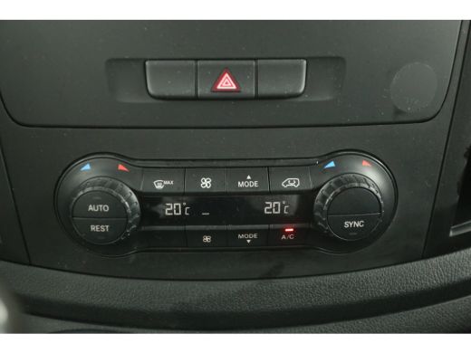 Mercedes Vito 111 CDI Extra Lang Airco Cruise Camera 3 Persoons Trekhaak Navi PDC Elektrpakket Sidebars ActivLease financial lease