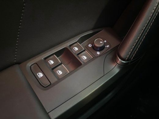 Seat Leon Sportstourer 1.5 TSI 150pk Business Edition / 18 inch lichtmetaal / Achteruitrijcamera / Stoelverwarming ActivLease financial lease