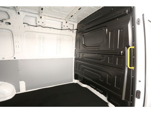 Volkswagen Crafter 30 2.0 TDI L3H3 | BPM Vrij | 140PK | Airco Cruise Carplay Navigatie Parkeersensoren 3 Persoons ActivLease financial lease