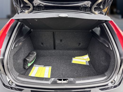 Volvo  V40 T2 Polar+ Automaat | Adaptieve cruise | BLIS | Leder | Parkeerverwarming | Stoelverwarming | Park... ActivLease financial lease