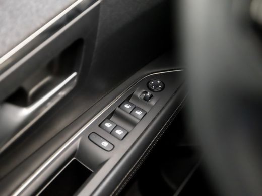 Peugeot 3008 1.2 PureTech Sport (APPLE CARPLAY, GROOT NAVI, KEYLESS, LEDER, 360 CAMERA, SPORTSTOELEN, GETINT G... ActivLease financial lease