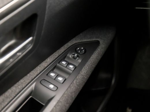Peugeot 3008 1.2 PureTech Sport Automaat (APPLE CARPLAY, GROOT NAVI, VIRTUAL COCKPIT, PARKEERSENSOREN, SPORTST... ActivLease financial lease