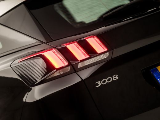 Peugeot 3008 1.2 PureTech Sport Automaat (APPLE CARPLAY, GROOT NAVI, VIRTUAL COCKPIT, PARKEERSENSOREN, SPORTST... ActivLease financial lease