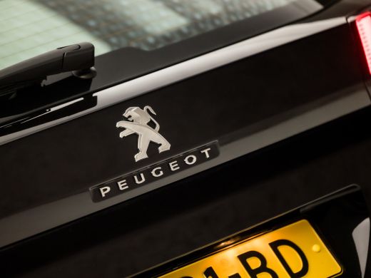 Peugeot 3008 1.2 PureTech Sport Automaat (APPLE CARPLAY, GROOT NAVI, VIRTUAL COCKPIT, PARKEERSENSOREN, SPORTST... ActivLease financial lease