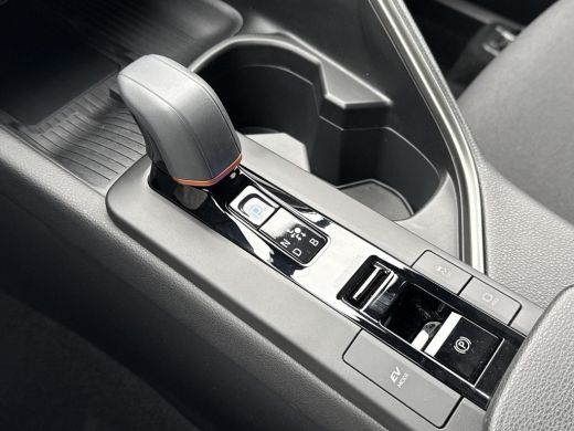 Toyota C-HR 1.8 Hybrid 140 First Edition **NAVIGATIE/ STUUR- EN STOELVERWARMING/ ELEK. ACHTERKLEP/ DODEHOEKDE... ActivLease financial lease
