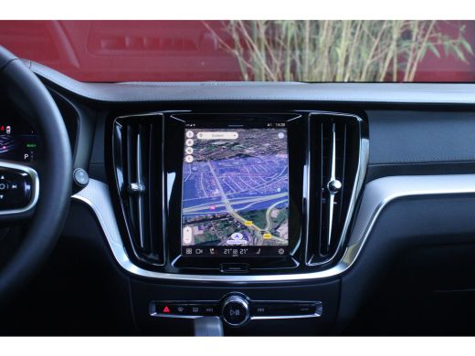 Volvo  V60 Volvo 2.0 T6 Plug-in hybrid AWD Ultra Dark | Panoramadak | Harman/Kardon | Trekhaak | Camera | Pi... ActivLease financial lease