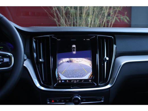 Volvo  V60 Volvo 2.0 T6 Plug-in hybrid AWD Ultra Dark | Panoramadak | Harman/Kardon | Trekhaak | Camera | Pi... ActivLease financial lease
