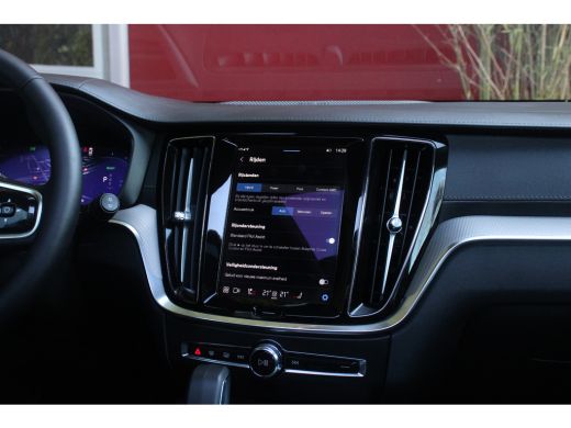 Volvo  V60 Volvo 2.0 T6 Plug-in hybrid AWD Ultra Dark | Panoramadak | Harman/Kardon | Trekhaak | Camera | Pi... ActivLease financial lease