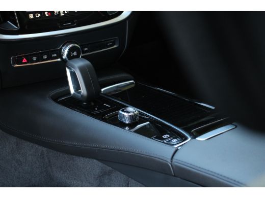 Volvo  V60 Volvo 2.0 T6 Plug-in hybrid AWD Ultra Dark | Panoramadak | Harman/Kardon | Trekhaak | Camera | Pi... ActivLease financial lease