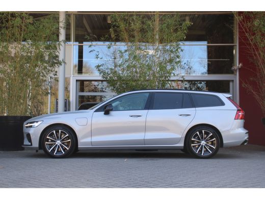 Volvo  V60 Volvo 2.0 T6 Plug-in hybrid AWD Ultra Dark | Panoramadak | Harman/Kardon | Trekhaak | Camera | Pi... ActivLease financial lease