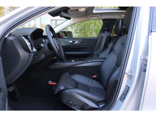 Volvo  V60 Volvo 2.0 T6 Plug-in hybrid AWD Ultra Dark | Panoramadak | Harman/Kardon | Trekhaak | Camera | Pi... ActivLease financial lease