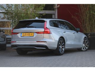 Volvo  V60 Volvo 2.0 T6 Plug-in hybrid AWD Ultra Dark | Panoramadak | Harman/Kardon | Trekhaak | Camera | Pi...