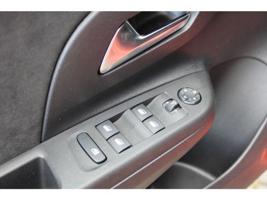 Opel CORSA-E Ultimate 50 kWh / Navigatie / Alcantara / PDC V+A / Matrix LED / stuur -en stoelverwarming / Draa... ActivLease financial lease