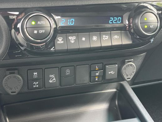 Toyota Hilux 2.4 D-4D Xtra Cab Professional | Trekhaak | Navigatie | Parkeersensoren | Licht metalen velgen | ActivLease financial lease