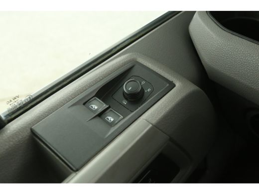 Volkswagen Crafter 30 2.0 TDI L3H2 140PK Airco Camera Cruise Carplay Trekhaak 3 Persoons Elektrpakket ActivLease financial lease