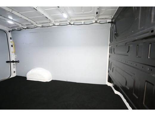 Volkswagen Crafter 30 2.0 TDI L3H2 140PK Airco Camera Cruise Carplay Trekhaak 3 Persoons Elektrpakket ActivLease financial lease