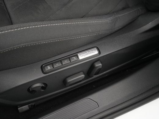 Volkswagen Golf 1.0 TSI 110pk Life Business Navigatie Memory Stoelverwarming Acc 81 ActivLease financial lease