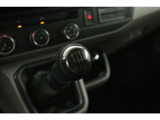 Volkswagen Transporter 2.0 TDI L2H1 Airco Cruise Carplay PDC Navigatie 3 Persoons Elektrpakket Trekhaak ActivLease financial lease