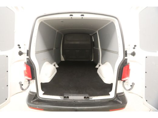 Volkswagen Transporter 2.0 TDI L2H1 Airco Cruise Carplay PDC Navigatie 3 Persoons Elektrpakket Trekhaak ActivLease financial lease
