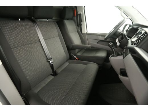 Volkswagen Transporter 2.0 TDI L2H1 Airco Cruise Carplay PDC Navigatie 3 Persoons Elektrpakket Trekhaak ActivLease financial lease