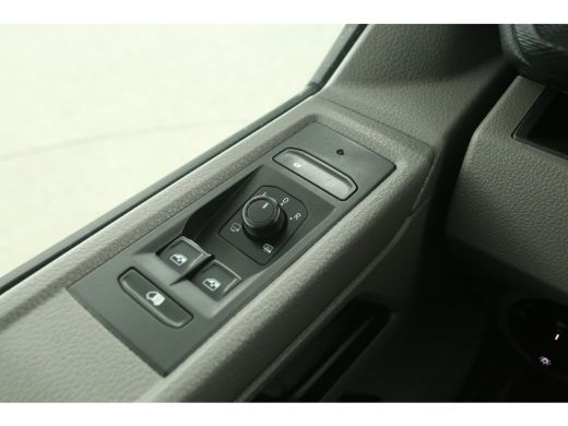 Volkswagen Transporter 2.0 TDI L2H1 DSG Automaat 150PK 2xSchuifdeur Airco Camera Carplay Cruise Trekhaak Navi PDC LED 18... ActivLease financial lease