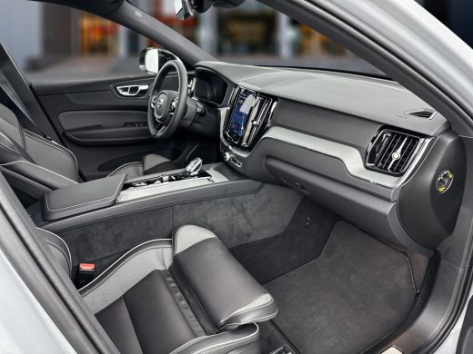 Volvo  XC60 T6 Recharge AWD Plus Dark | Sporstoelen | Trekhaak | 360 Camera | Panoramadak | Elektr. verst. st... ActivLease financial lease
