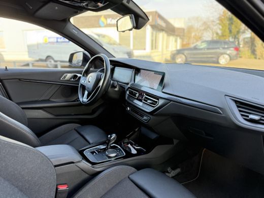 BMW 1-serie 116d Executive Edition | Live Cockpit | Sfeerverlichting | Apple Carplay | ActivLease financial lease