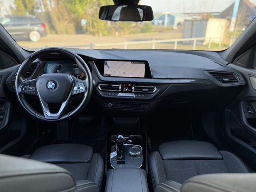BMW 1-serie 116d Executive Edition | Live Cockpit | Sfeerverlichting | Apple Carplay | ActivLease financial lease