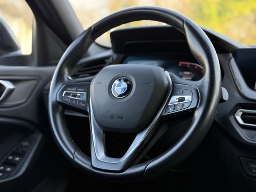 BMW 1-serie 116d Executive Edition | Live Cockpit | Sfeerverlichting | Apple Carplay | ActivLease financial lease