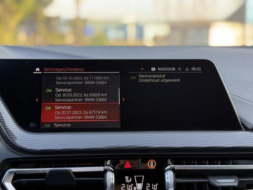 BMW 1-serie 116d Executive Edition | Live Cockpit | Sfeerverlichting | Apple Carplay | ActivLease financial lease