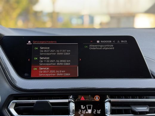 BMW 1-serie 116d Executive Edition | Live Cockpit | Sfeerverlichting | Apple Carplay | ActivLease financial lease