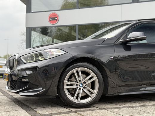 BMW 1-serie 118i M-Sport | Leder | Apple Carplay | Live Cockpit | ActivLease financial lease