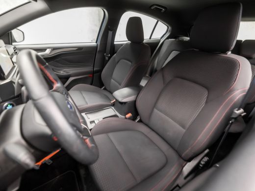 Ford Focus 1.0 EcoBoost ST Line (APPLE CARPLAY, GROOT NAVI, STUUR/STOELVERWARMING, SPORTSTOELEN, PARKEERSENS... ActivLease financial lease