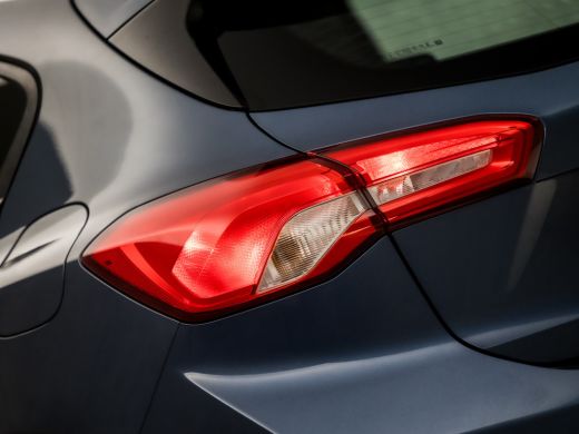 Ford Focus 1.0 EcoBoost ST Line (APPLE CARPLAY, GROOT NAVI, STUUR/STOELVERWARMING, SPORTSTOELEN, PARKEERSENS... ActivLease financial lease