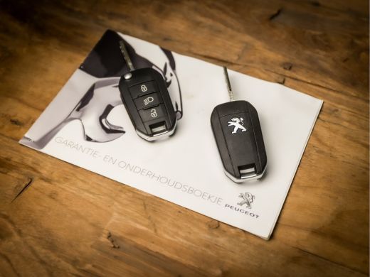 Peugeot 2008 1.2 PureTech Sport Automaat (APPLE CARPLAY, NAVIGATIE, CLIMATE, LEDER, CRUISE, SPORTSTOELEN, PARK... ActivLease financial lease