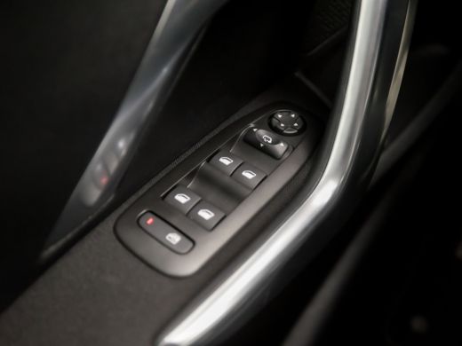 Peugeot 2008 1.2 PureTech Sport Automaat (APPLE CARPLAY, NAVIGATIE, CLIMATE, LEDER, CRUISE, SPORTSTOELEN, PARK... ActivLease financial lease