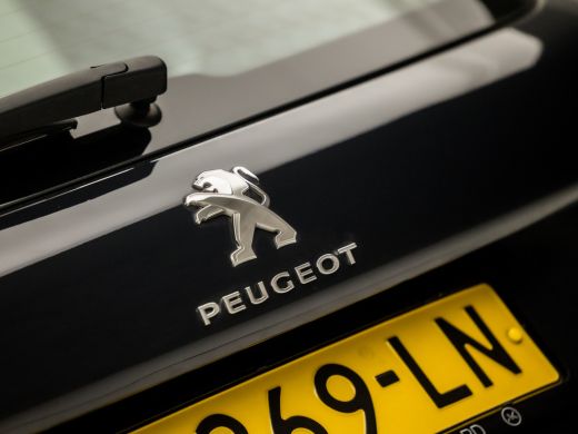 Peugeot 2008 1.2 PureTech Sport Automaat (APPLE CARPLAY, NAVIGATIE, CLIMATE, LEDER, CRUISE, SPORTSTOELEN, PARK... ActivLease financial lease
