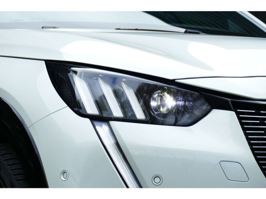 Peugeot 208 Peugeot 1.2 PURETECH 130PK GT PACK AUTOMAAT / NAVI / CLIMA / PDC / 17"LMV / CAMERA / PARELMOER / ... ActivLease financial lease