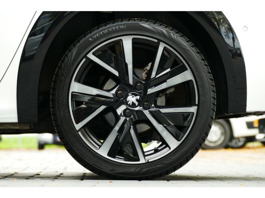 Peugeot 208 Peugeot 1.2 PURETECH 130PK GT PACK AUTOMAAT / NAVI / CLIMA / PDC / 17"LMV / CAMERA / PARELMOER / ... ActivLease financial lease