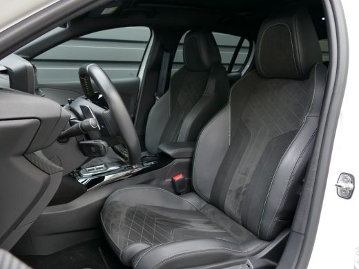 Peugeot 208 Peugeot 1.2 PURETECH 130PK GT PACK AUTOMAAT / NAVI / CLIMA / PDC / 17"LMV / CAMERA / PARELMOER / ... ActivLease financial lease