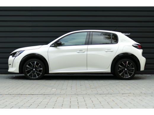 Peugeot 208 Peugeot 1.2 PURETECH 130PK GT PACK AUTOMAAT / NAVI / CLIMA / PDC / 17"LMV / CAMERA / PARELMOER / ... ActivLease financial lease