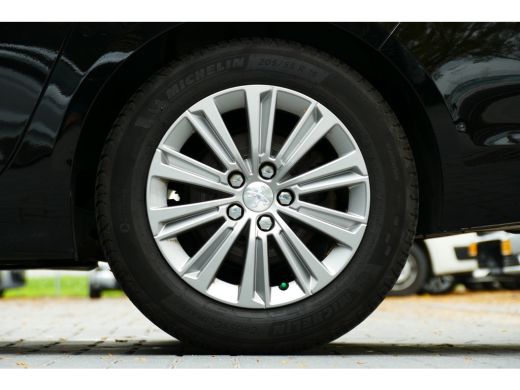 Peugeot 308 SW Peugeot 1.2 PURETECH 130PK ALLURE / NAVI / LED / CLIMA / PDC / 16"LMV / CAMERA / PANO.DAK / TR... ActivLease financial lease