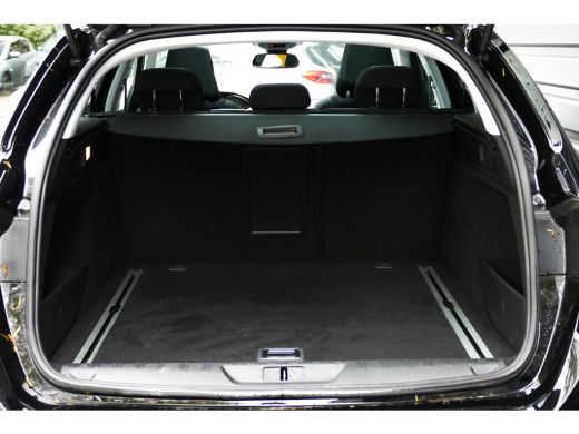 Peugeot 308 SW Peugeot 1.2 PURETECH 130PK ALLURE / NAVI / LED / CLIMA / PDC / 16"LMV / CAMERA / PANO.DAK / TR... ActivLease financial lease