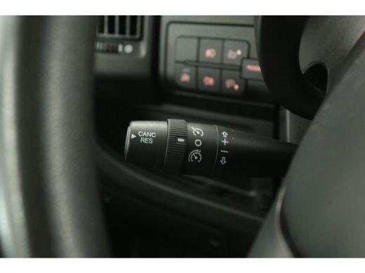 Peugeot Boxer 335 2.0 BlueHDI L2H2 164PK Airco Camera Cruise Navigatie PDC 3 Persoons LED Imperiaal Trekhaak ActivLease financial lease